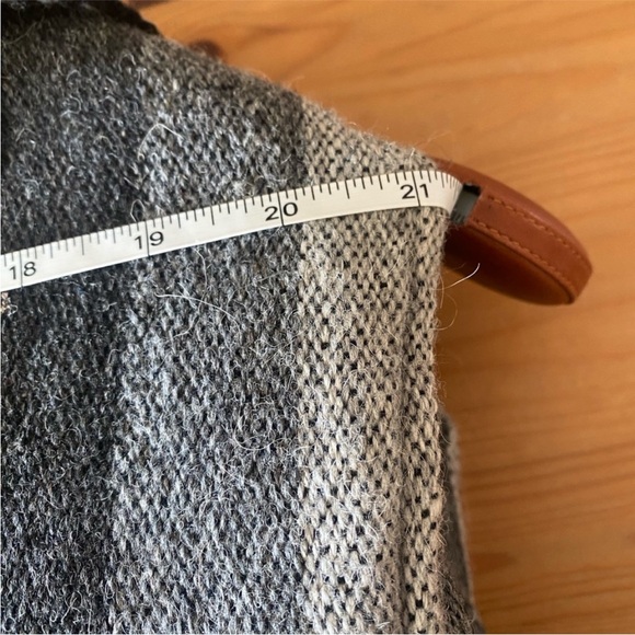 Peruvian Alpaca Artisan Padded Duffle in black and gray - Picture 10 of 12